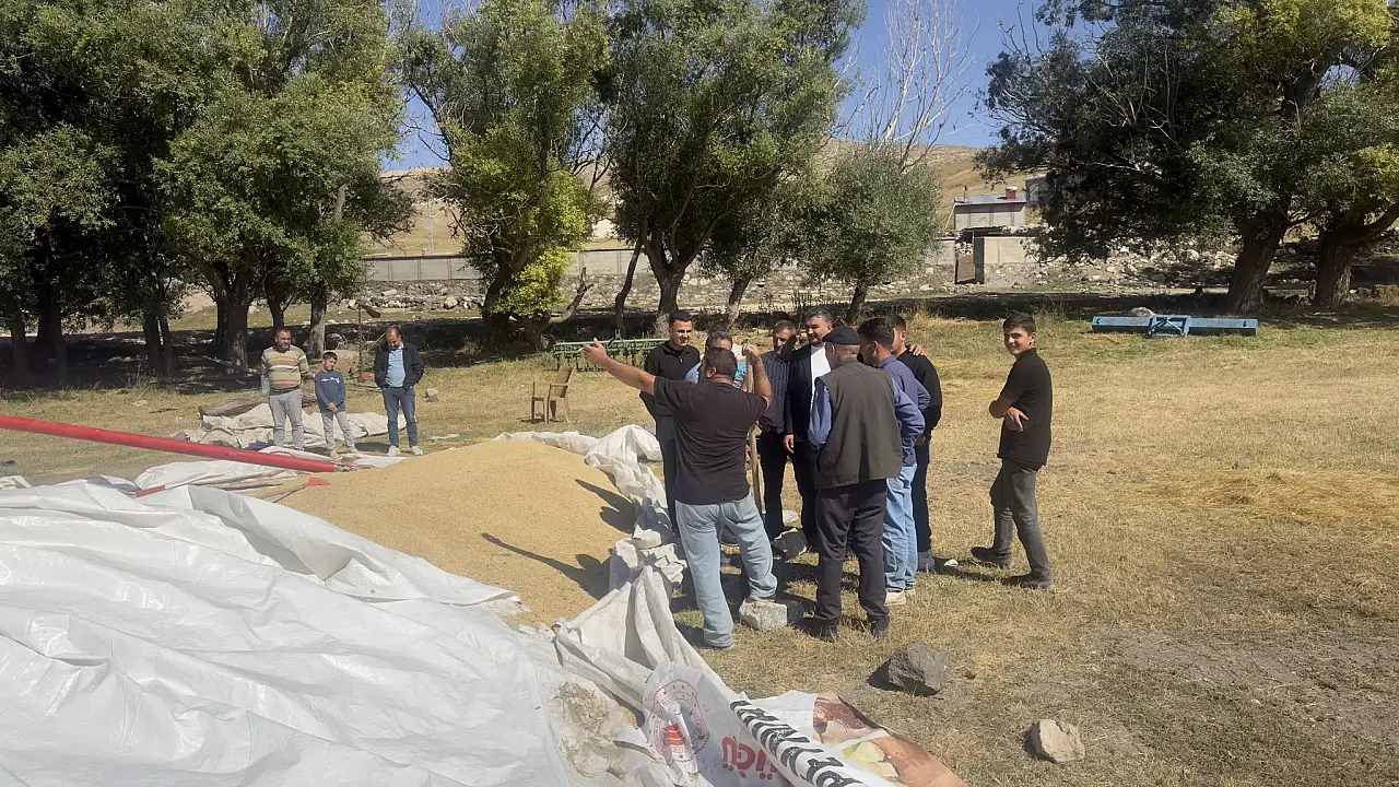 Diyadin'de köy yolları yenileniyor, talepler sahada dinleniyor