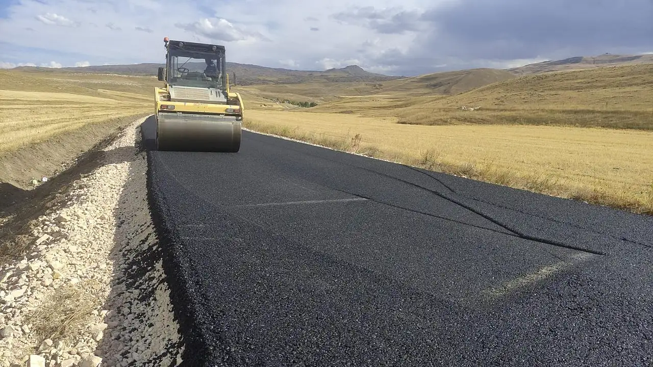 Diyadin'de iki köy arasındaki yol sıcak asfaltla buluşuyor