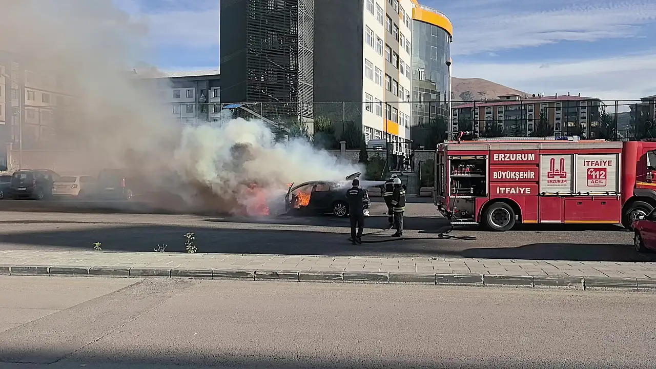 Erzurum'da otomobil alevlere teslim oldu: Patlama sesleri paniğe neden oldu