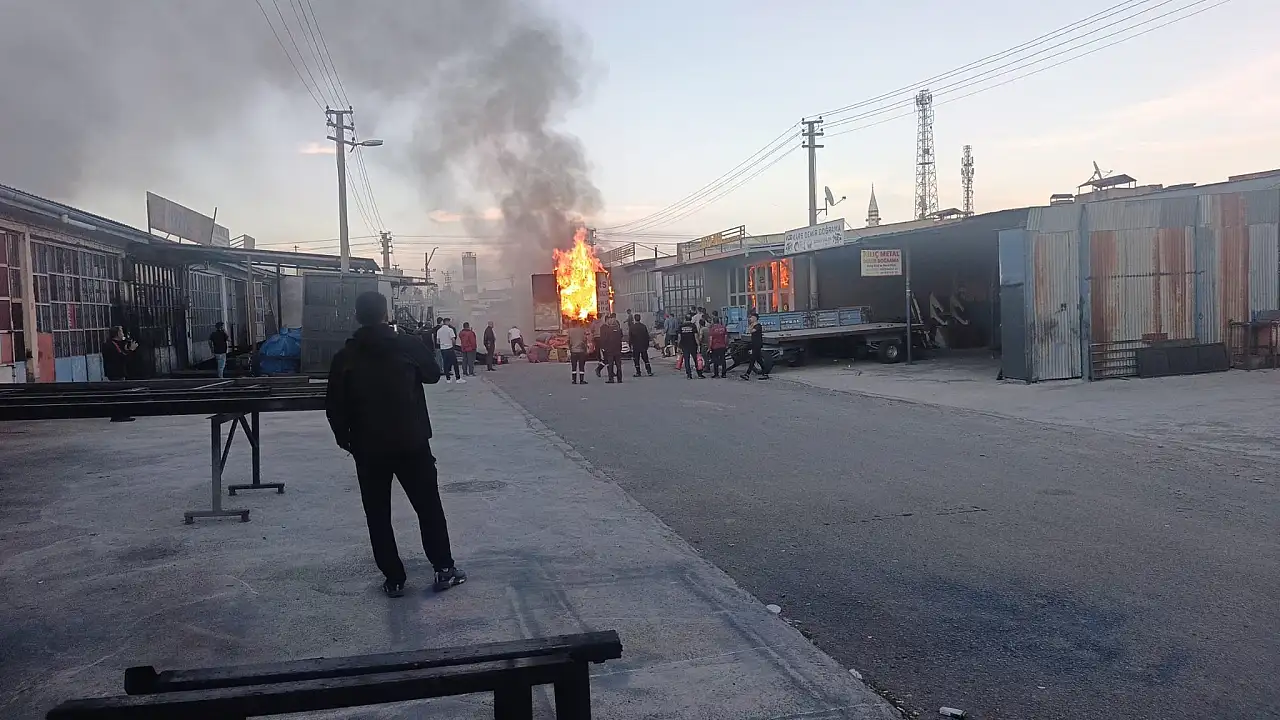 Kars'ta nakliye kamyonu alevlere teslim oldu: Ev eşyaları kül oldu