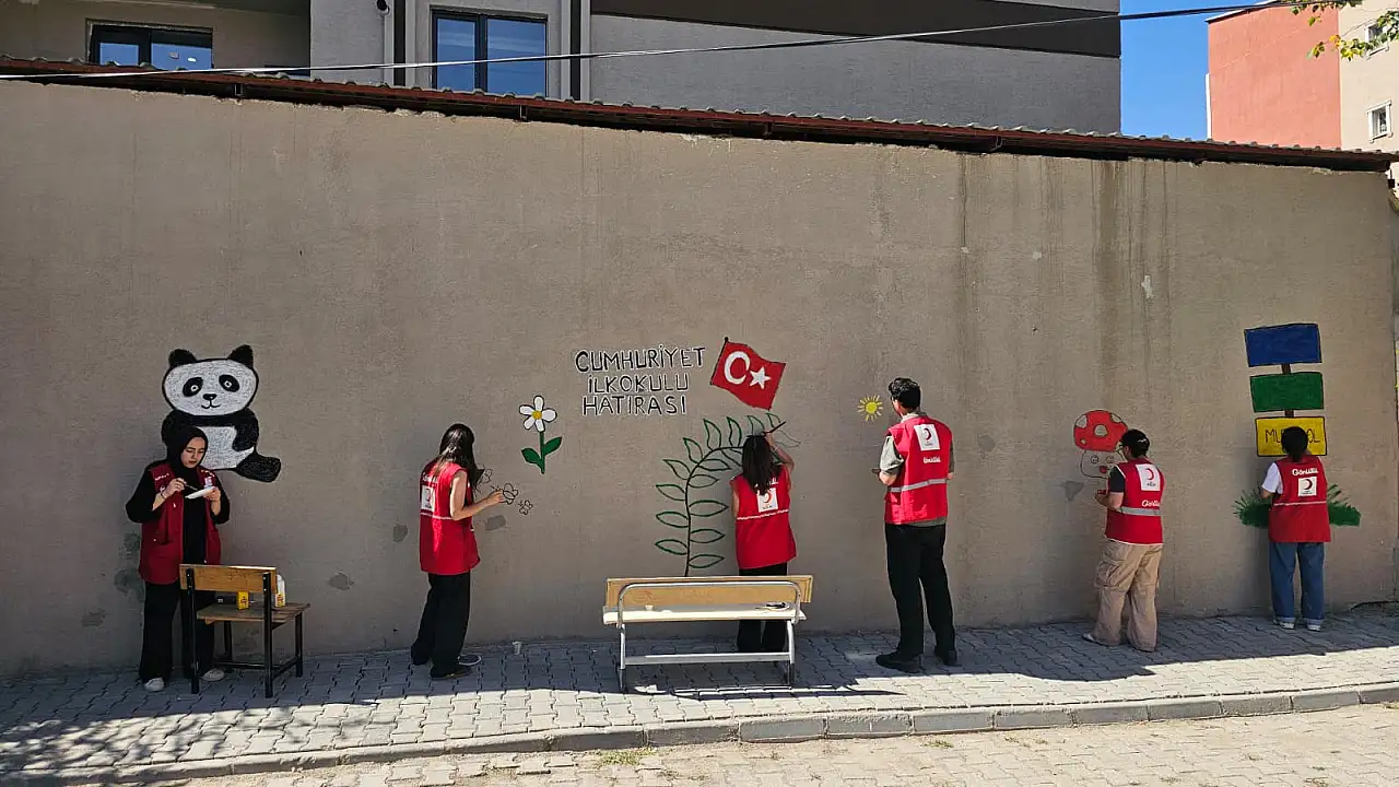 Ağrı Kızılay gönüllülerinden Cumhuriyet İlkokulu'na rengârenk dokunuş