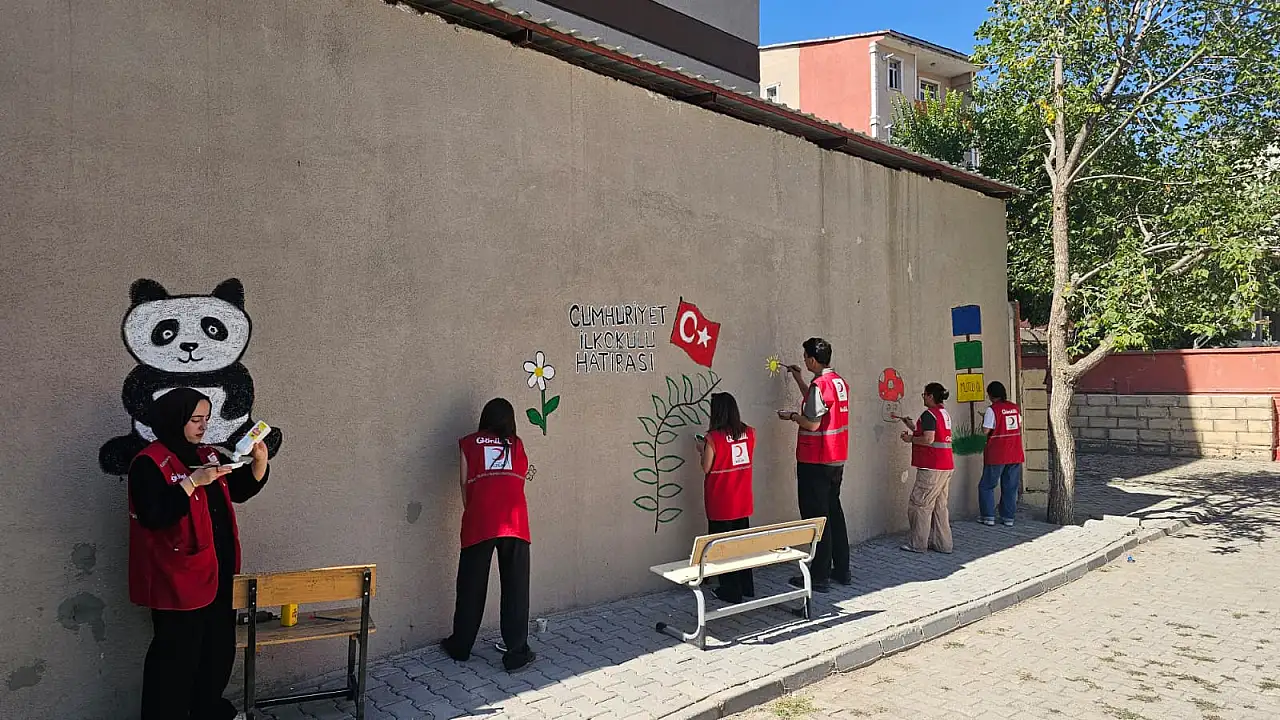 Ağrı Kızılay gönüllülerinden Cumhuriyet İlkokulu'na rengârenk dokunuş