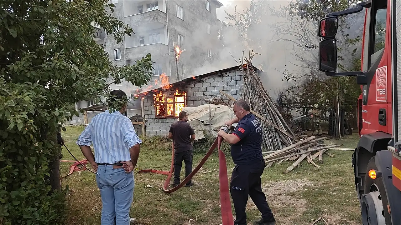 Muş'ta tandır evinde yangın: Alevler elektrik direğine sıçradı