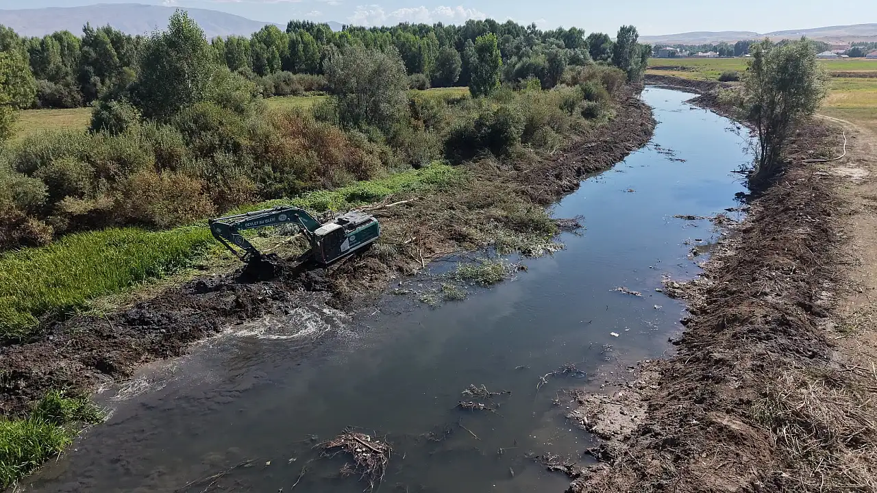 Patnos'ta dere yatağı taşkın riskine karşı genişletiliyor