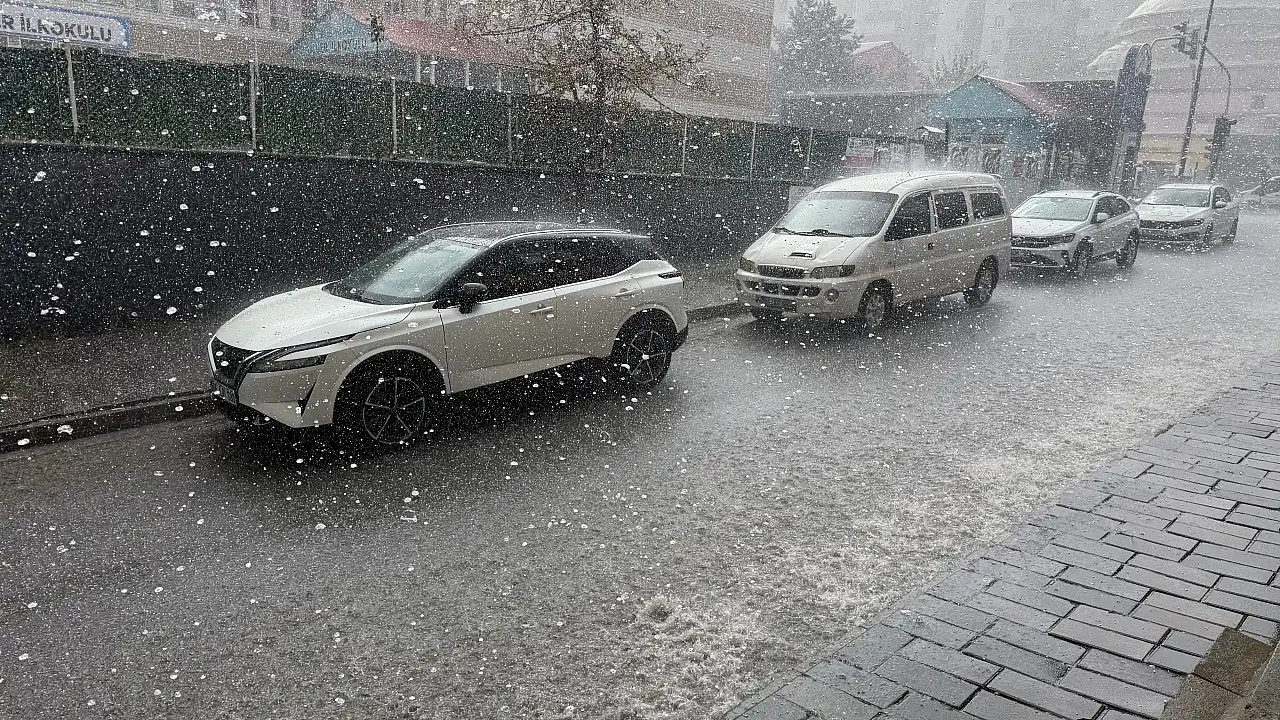 Tatvan'ı sağanak ve dolu vurdu: Yollar göle döndü