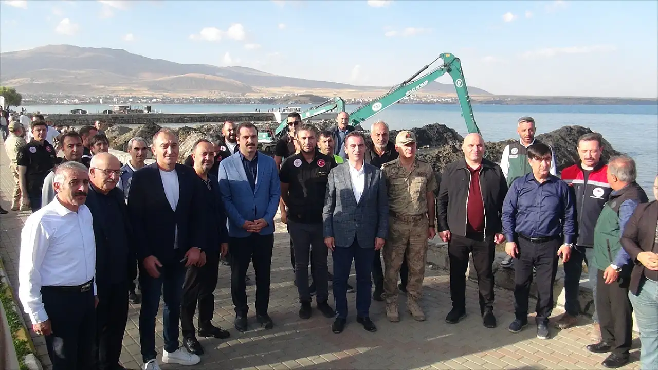 Van Gölü'nde 4 milyon metreküplük dip çamuru için temizlik sürüyor