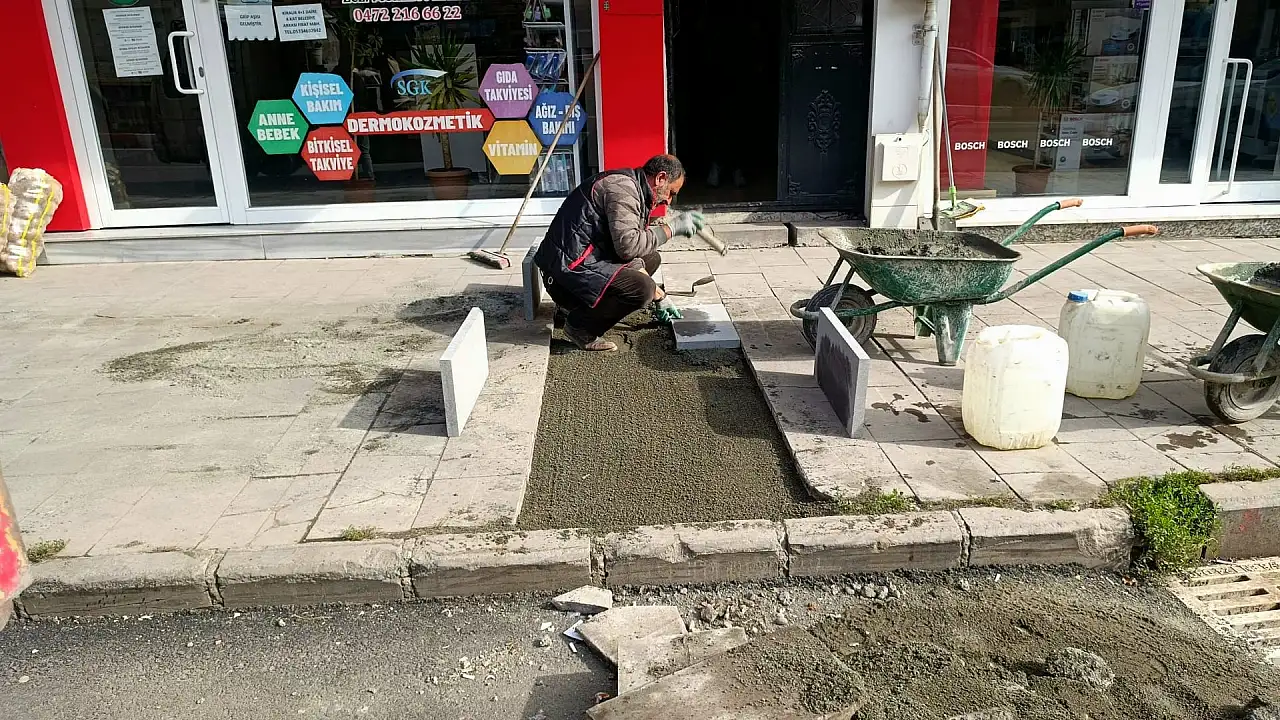 Ağrı'da bozulan yol ve kaldırımlar tek tek onarılıyor