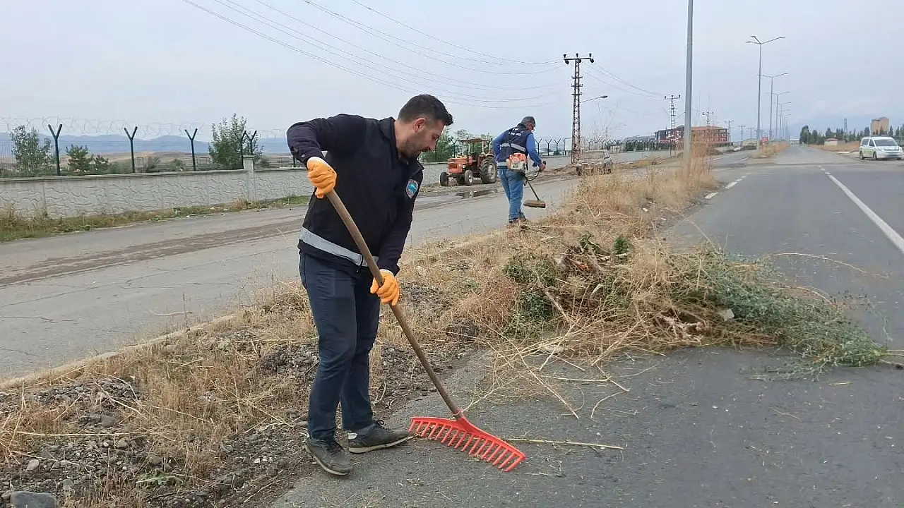 Ağrı'da park ve refüjlerde temizlik çalışmaları sürüyor