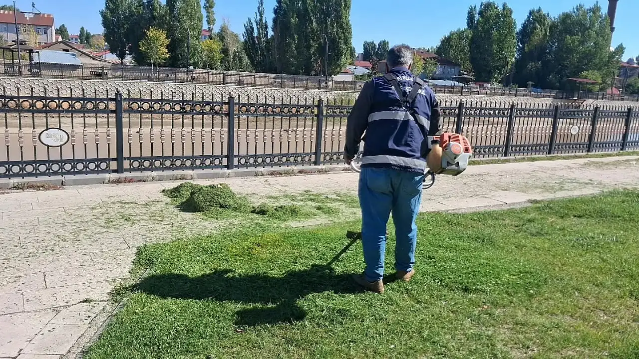 Ağrı'da park ve refüjlerde temizlik çalışmaları sürüyor
