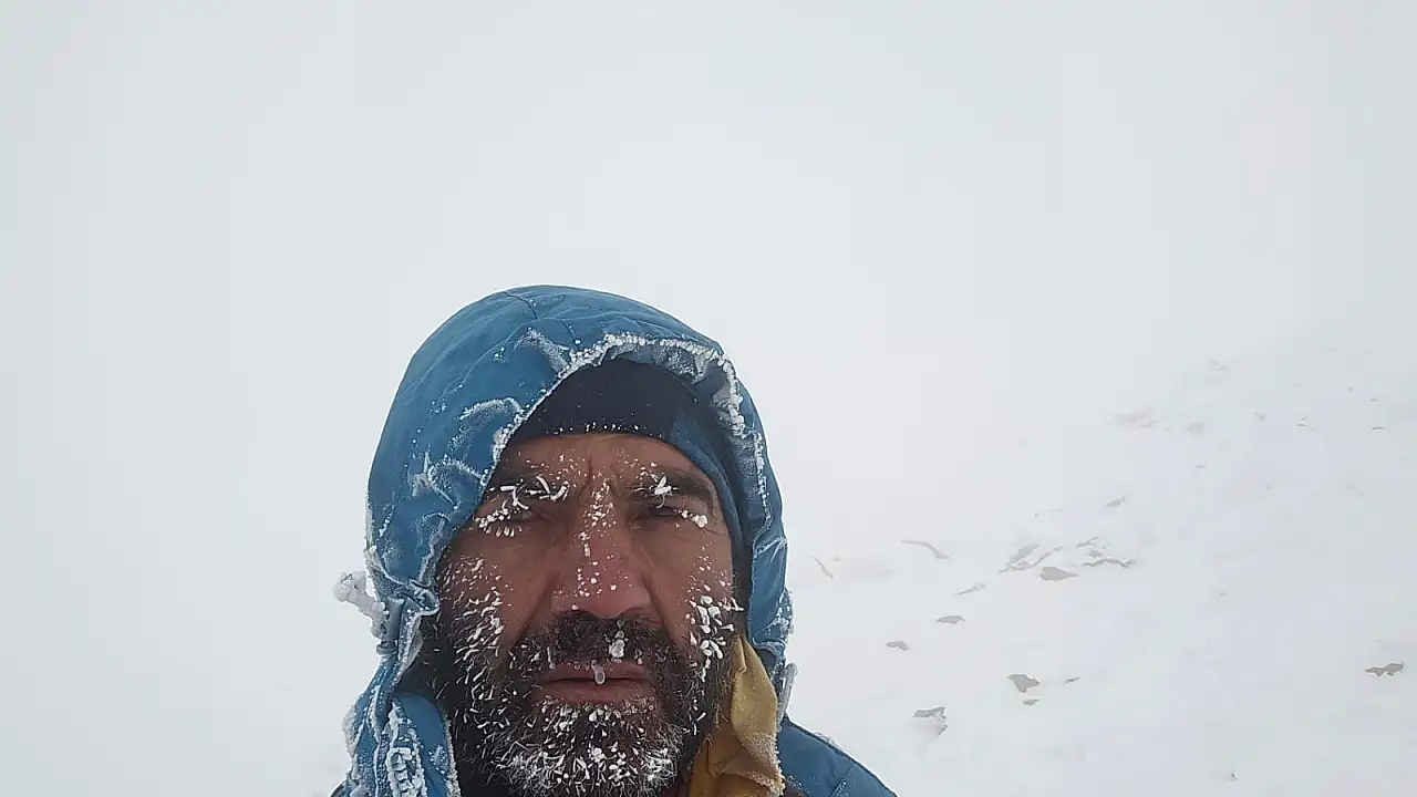 Ağrı Dağı'nda zirveye 237 metre kala fırtına engeline takıldı