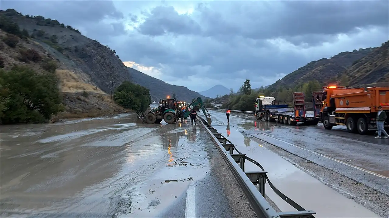 Erzincan-Erzurum kara yolu heyelan nedeniyle kapandı