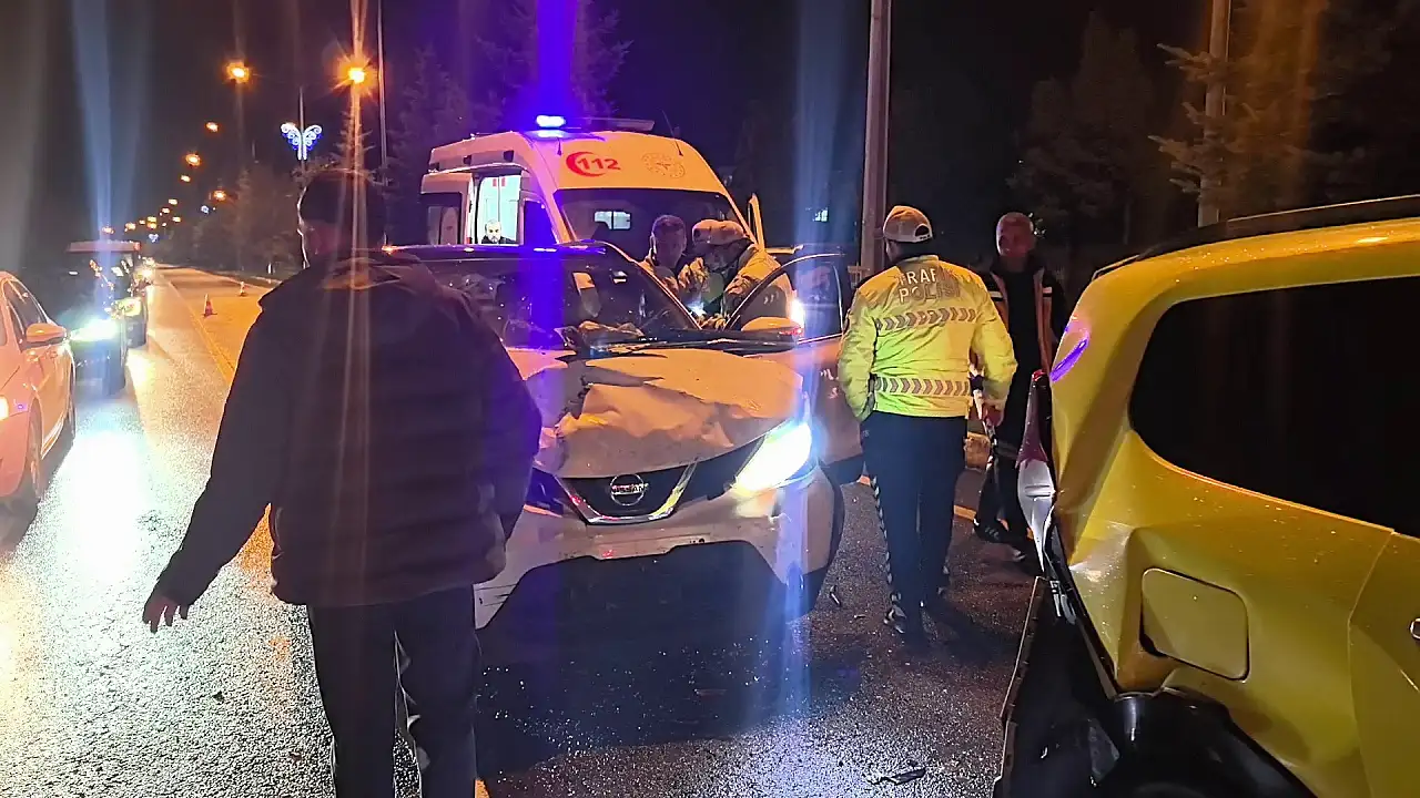 Erzurum'da 4 araç birbirine girdi: 1 yaralı!