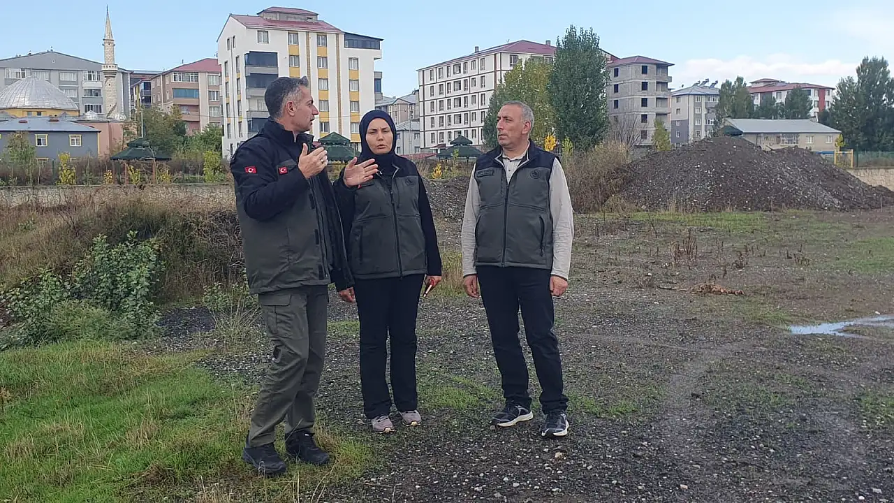 Ağrı'da önce denetledi sonra fidan dikimi için talimat verdi