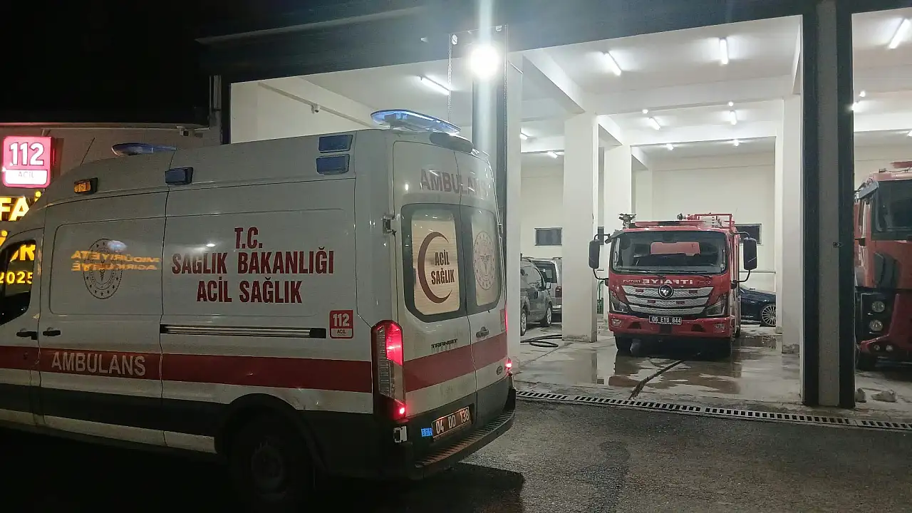 Ağrı'da yangına müdahale eden 2 itfaiye eri yaralandı