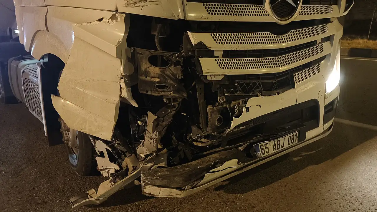 Muş'ta tır ile otomobil çarpıştı: Araçta sıkışan 2 kişi kurtarıldı