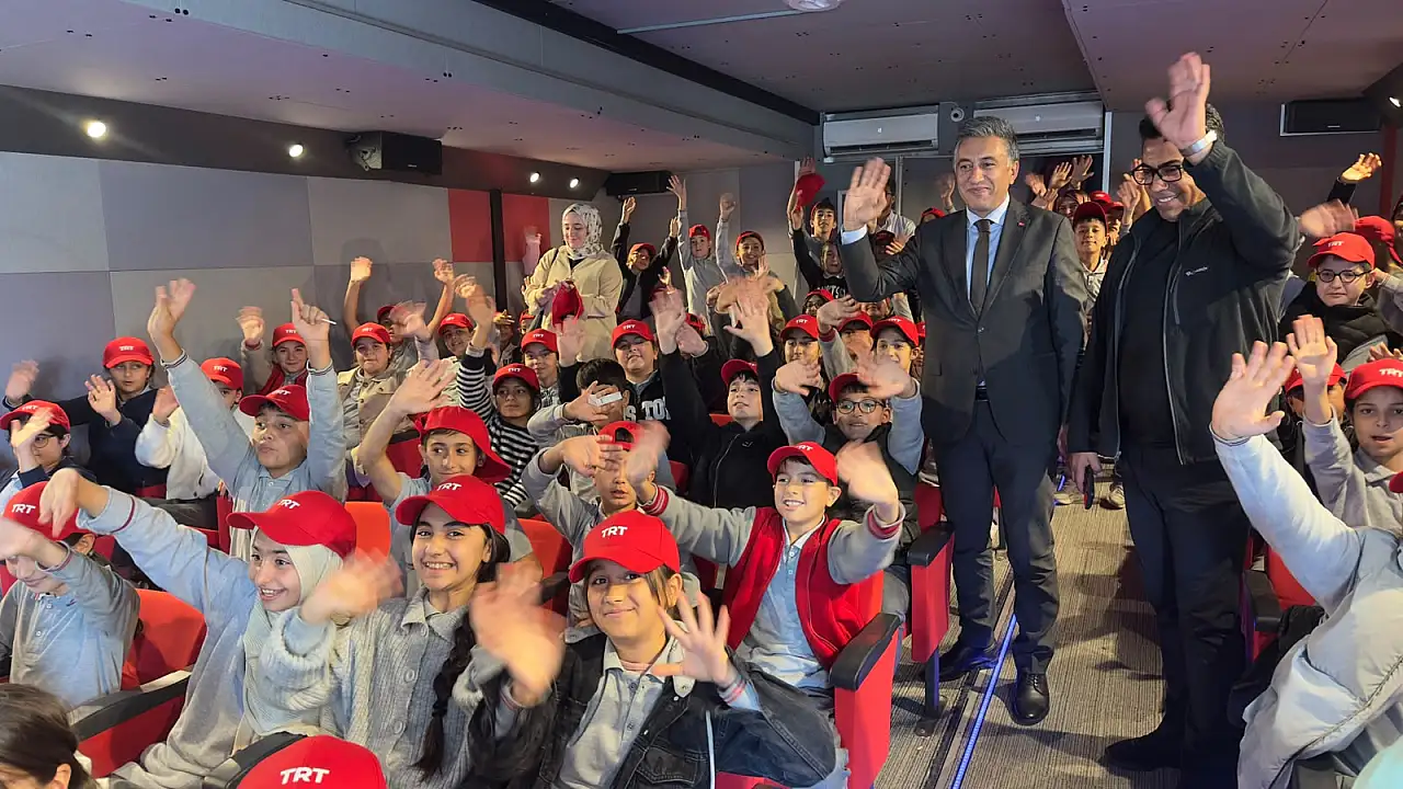 TRT Sinema Tırı Ağrı'da çocuklarla buluştu