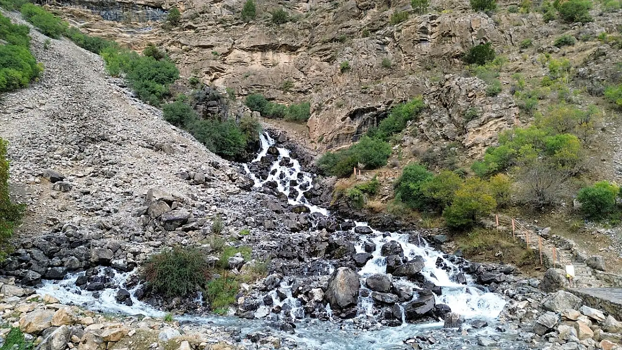 Van'da kuruyan Kanispi Şelalesi yeniden akmaya başladı