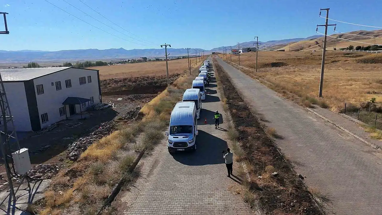 Muş'ta Jandarma, Okul Servis Araçlarına Güvenlik Denetimi Gerçekleştirdi