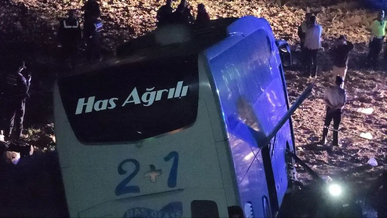 İstanbul'dan Ağrı'ya gelen yolcu otobüsü şarampole uçtu: 24 yaralı