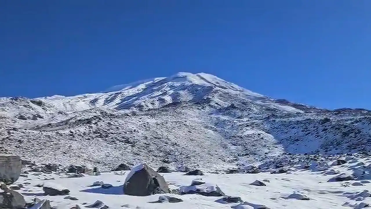 Ağrı Dağı'nda zirveye 237 metre kala fırtına engeline takıldı
