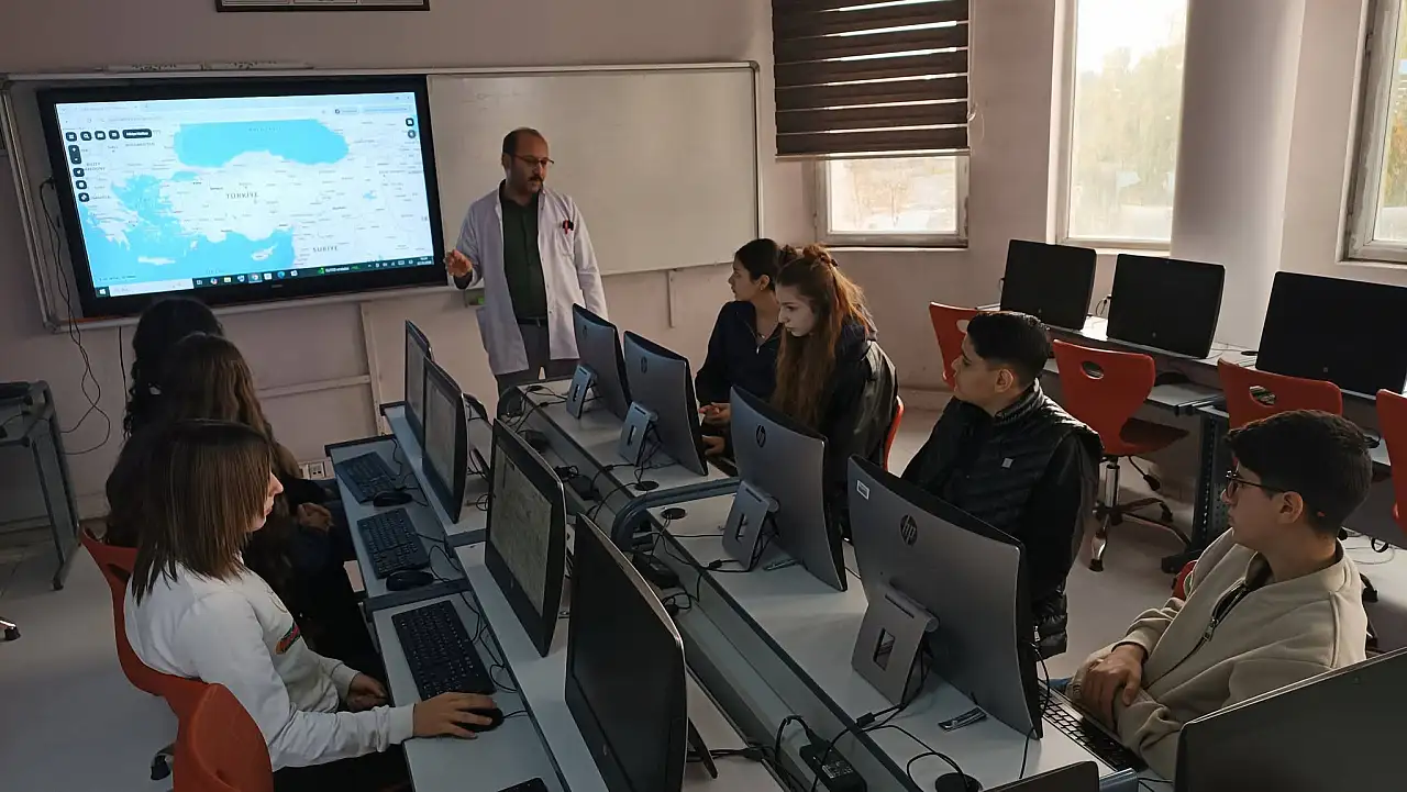 Ağrı Doğa Koleji'nde öğrenciler coğrafyayı dijital haritalarla öğrendi
