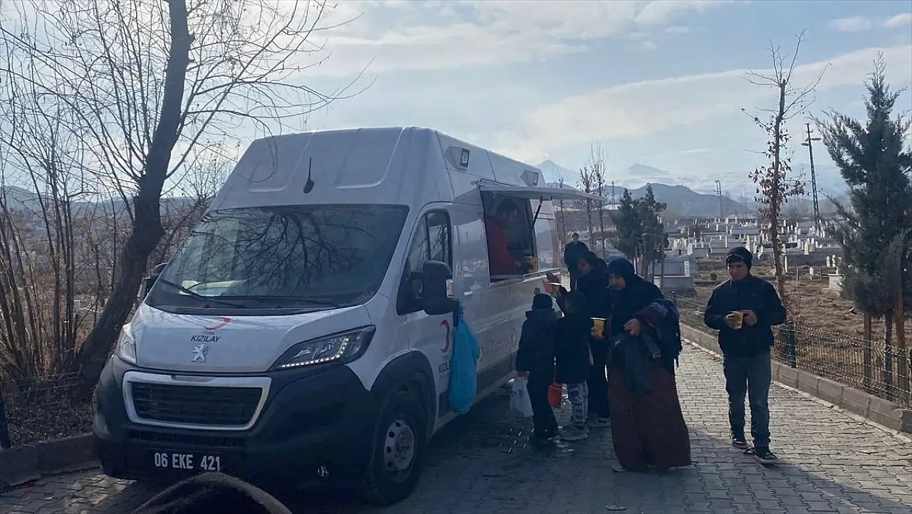 Kızılay, Doğubayazıt'ta mezarlık ziyaretçilerine çorba ikram etti
