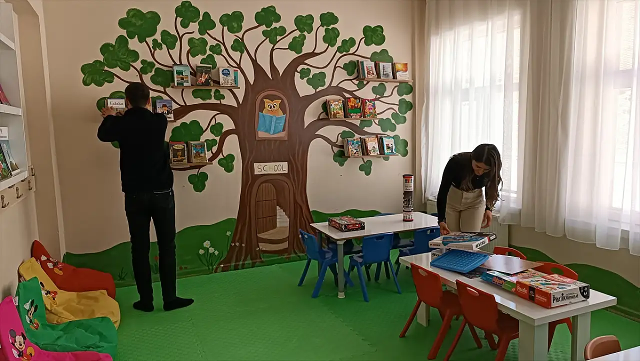 Bitlis'te fedakar öğretmen, köy okulunun duvarlarını sanatla buluşturdu