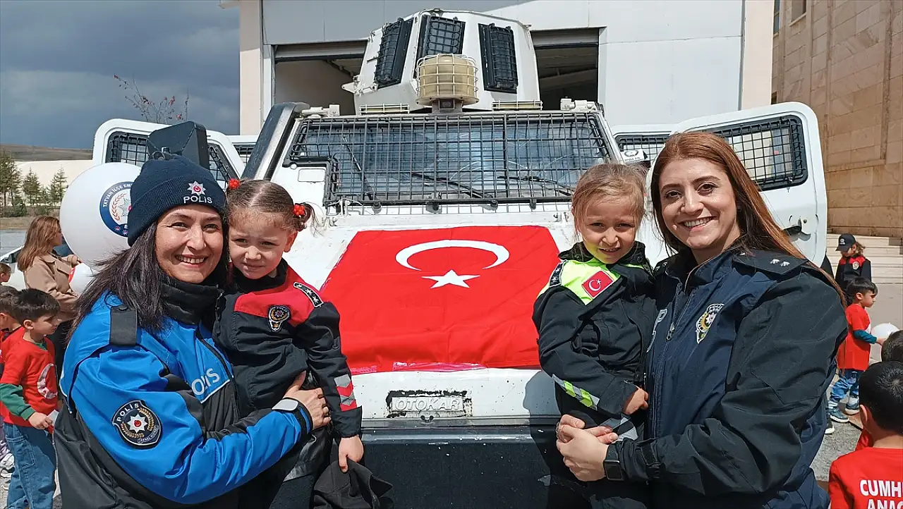 Tatvan'da öğrenciler polis haftasını kutladı
