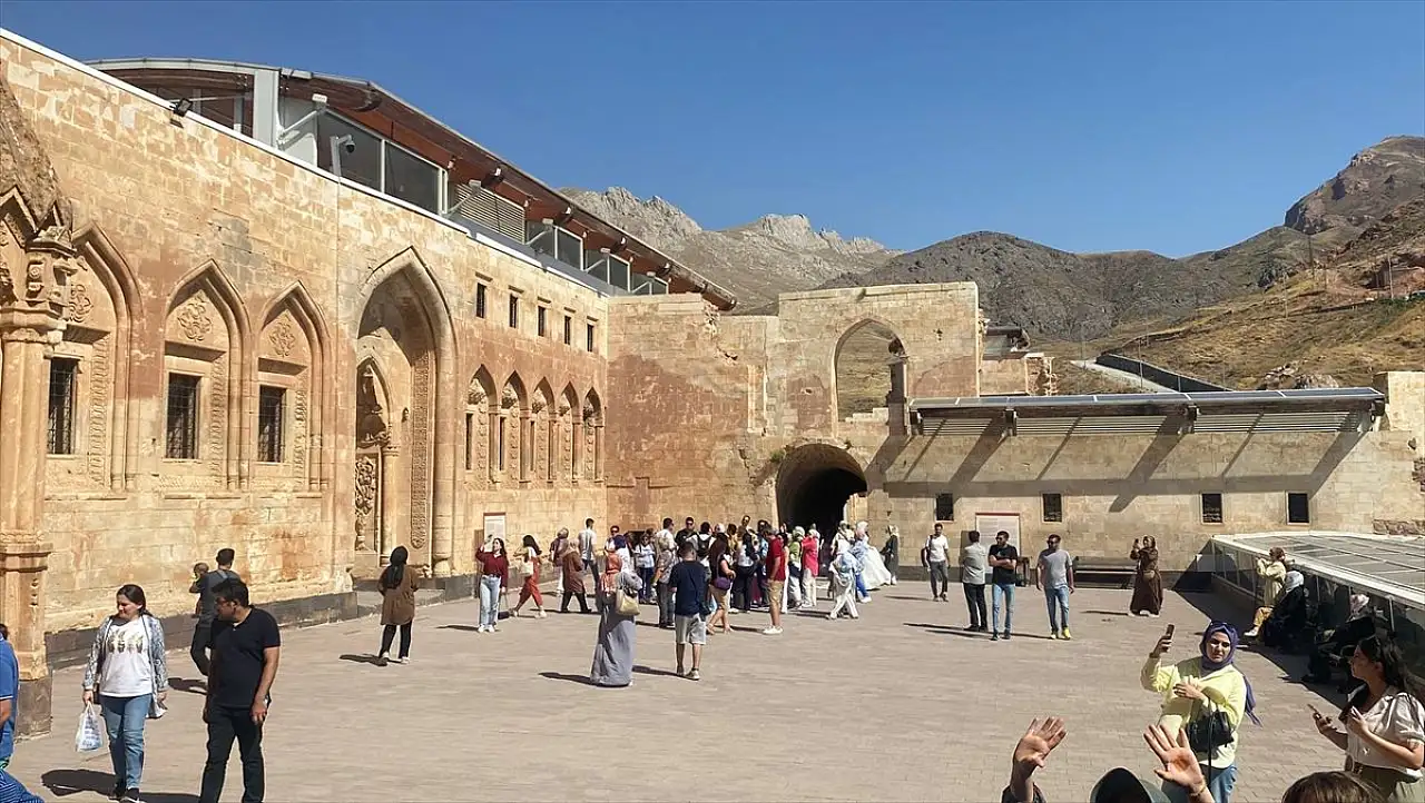 Ağrı'nın tarihi mirası turistlerin ilgisini çekiyor