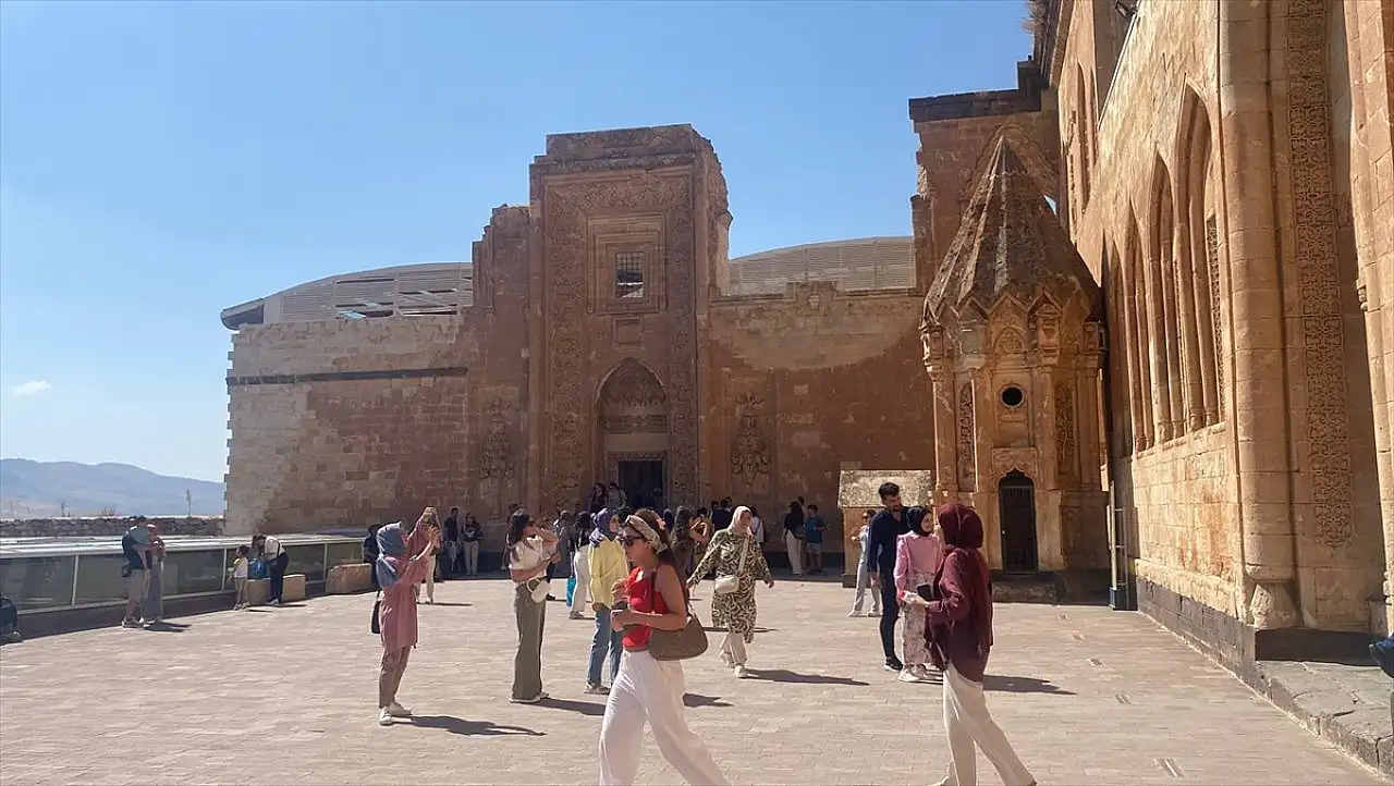 Ağrı'nın tarihi mirası turistlerin ilgisini çekiyor