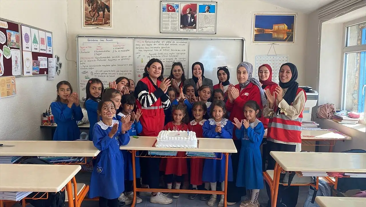 Doğubayazıt'ta kız çocuklarından dünyaya anlamlı mesaj