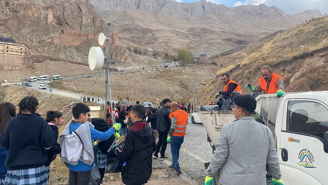 Kızılay, İshak Paşa Sarayı'nda çevre temizliği etkinliğiyle farkındalık yarattı