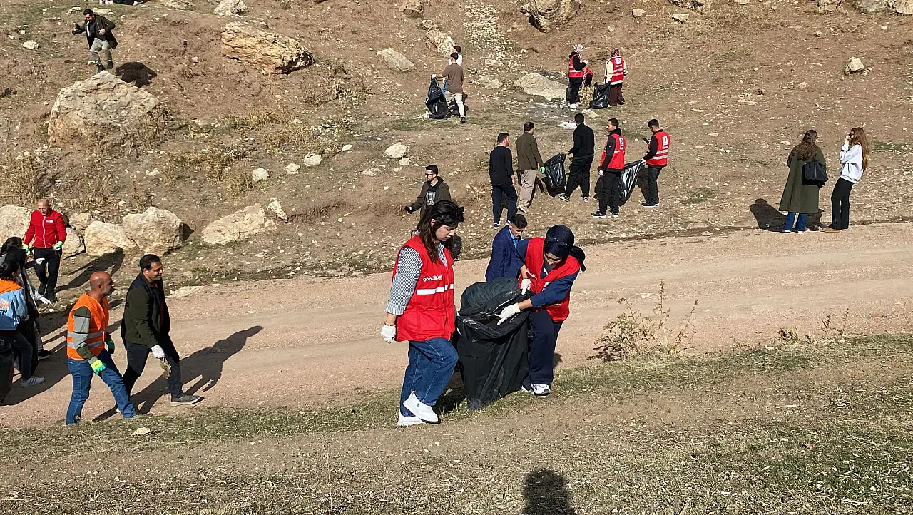 Kızılay, İshak Paşa Sarayı'nda çevre temizliği etkinliğiyle farkındalık yarattı