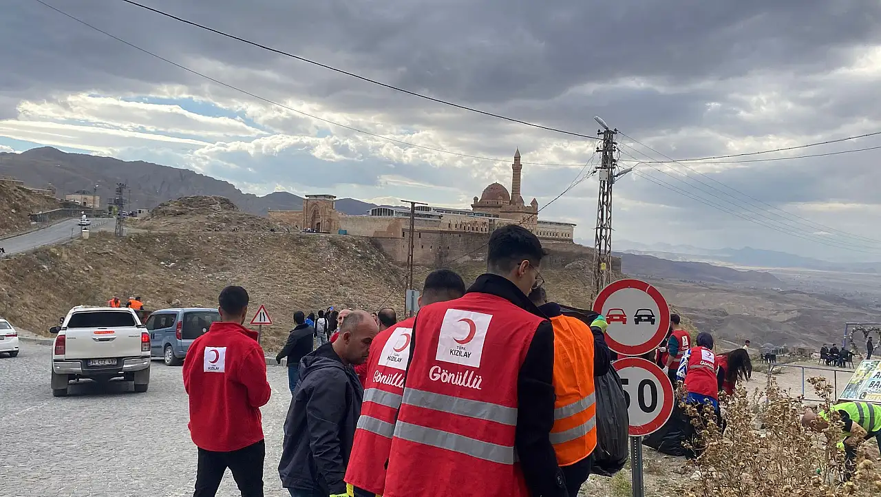 Kızılay, İshak Paşa Sarayı'nda çevre temizliği etkinliğiyle farkındalık yarattı