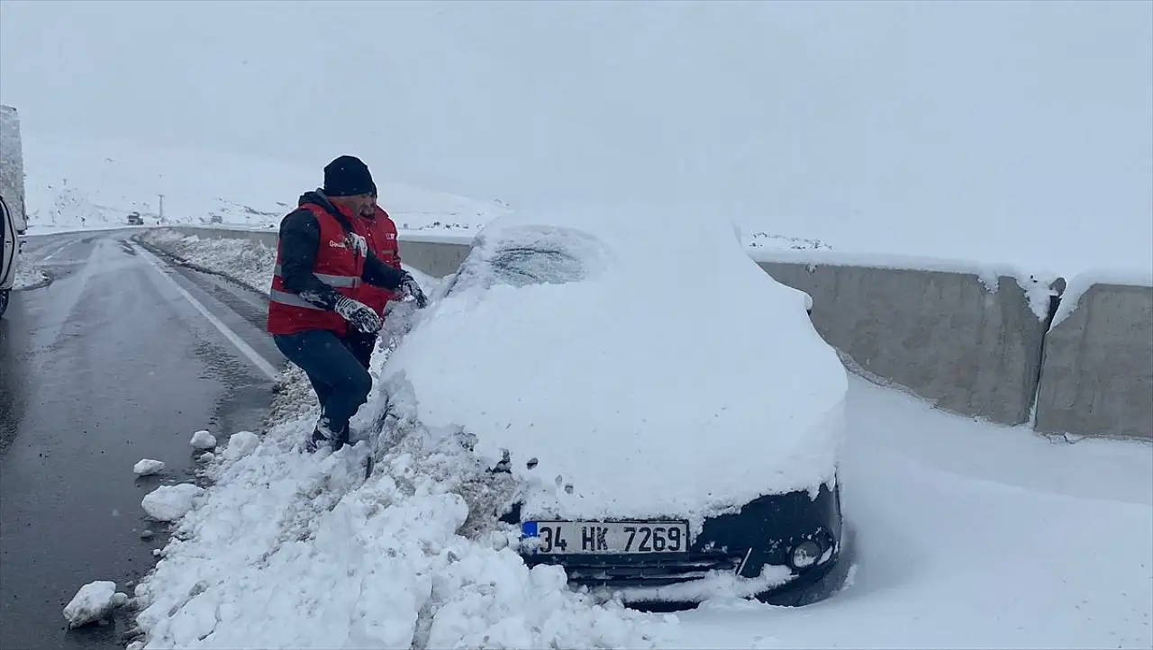 Tendürek Geçidi'nde ulaşım yeniden açıldı