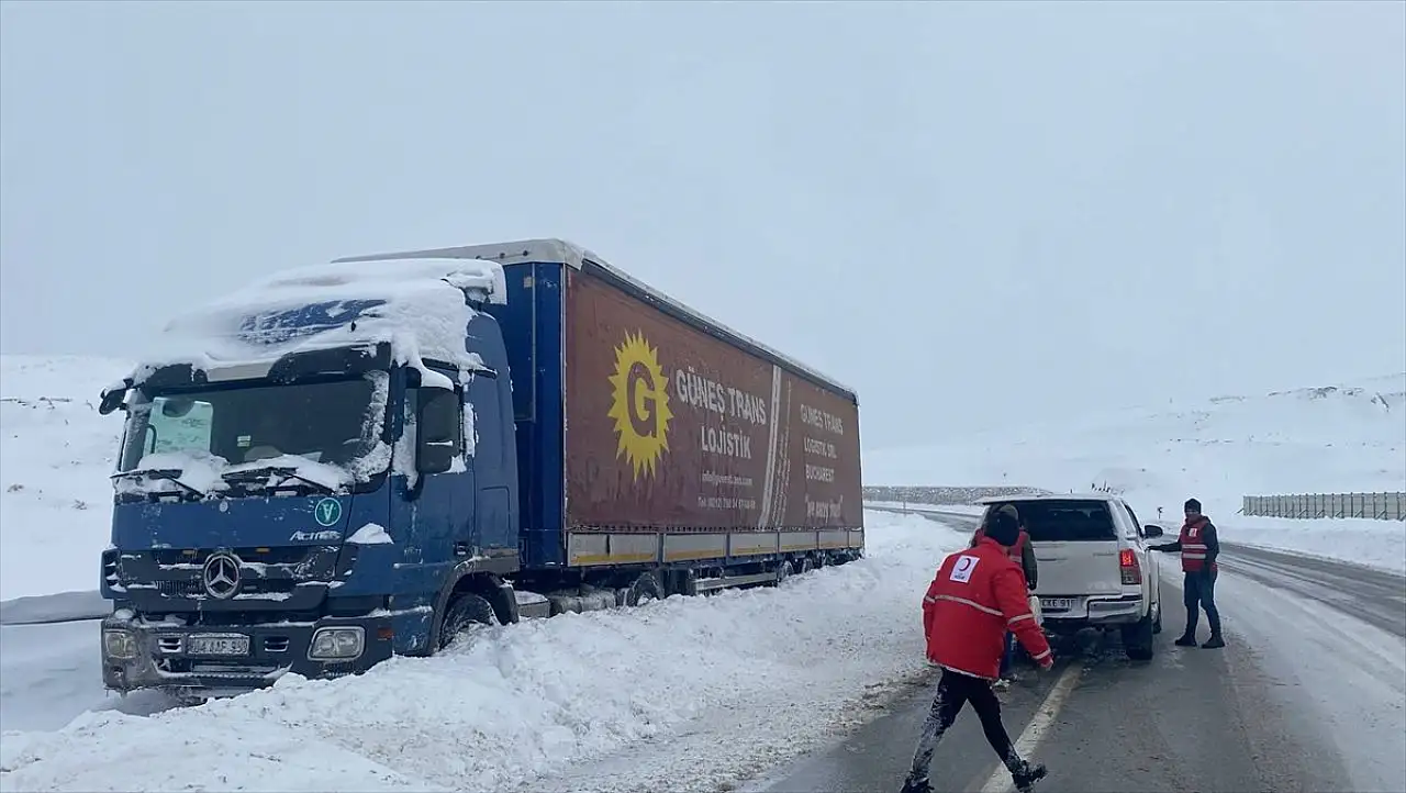 Tendürek Geçidi'nde ulaşım yeniden açıldı