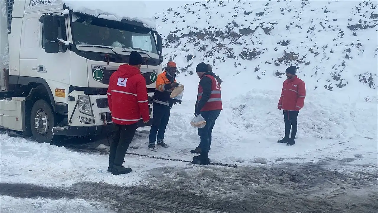 Tendürek Geçidi'nde ulaşım yeniden açıldı