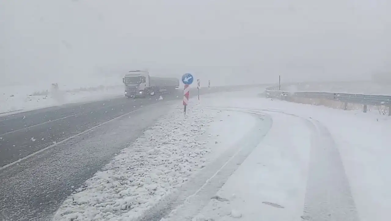 Kop Geçidi'nde Yoğun Kar Yağışı, Ulaşımda Zorluklar Yaşanıyor