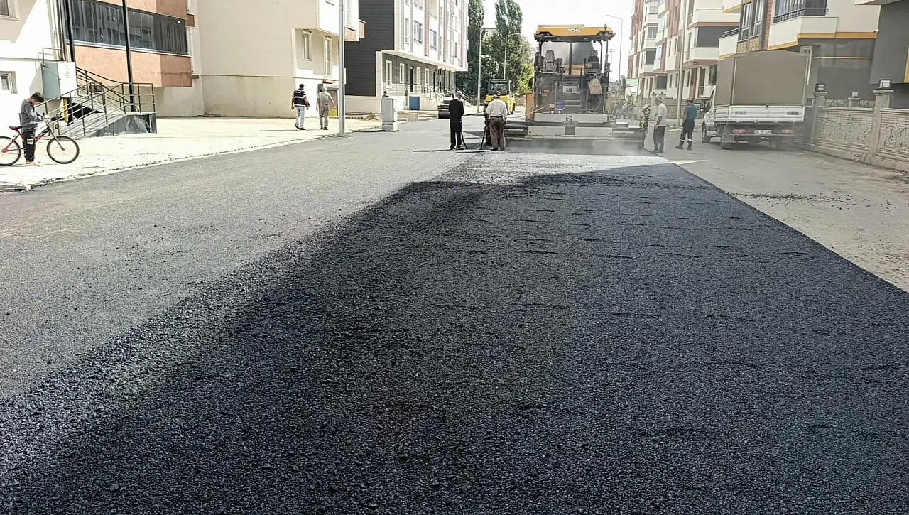 Ağrı'da yıpranan yollar asfaltla yenileniyor