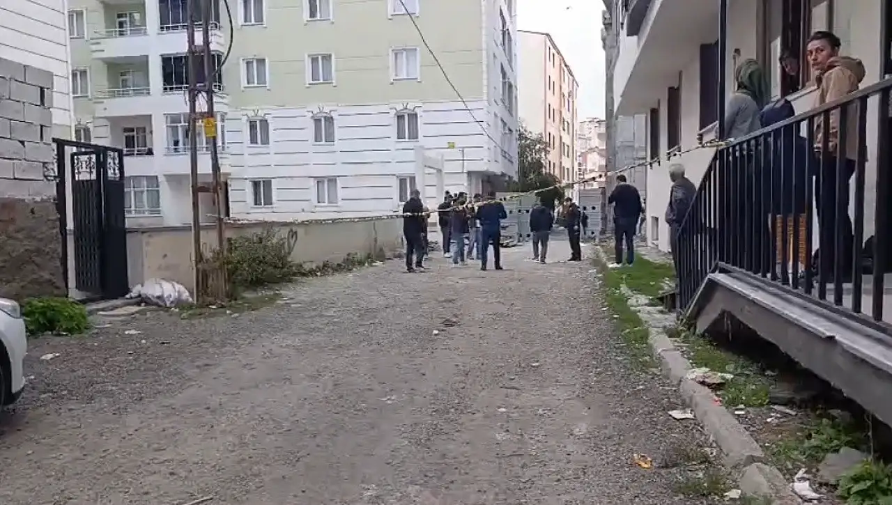 Kars'ta motosikletli saldırgan 2 kişiyi vurup kaçtı