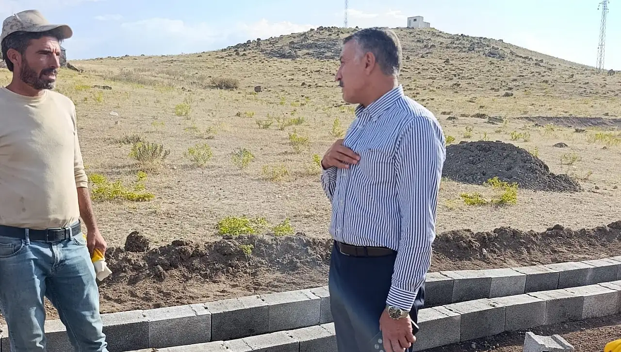 Patnos'ta müdür okul okul geziyor! Şantiye işçisi gibi inşaatlarda bekliyor