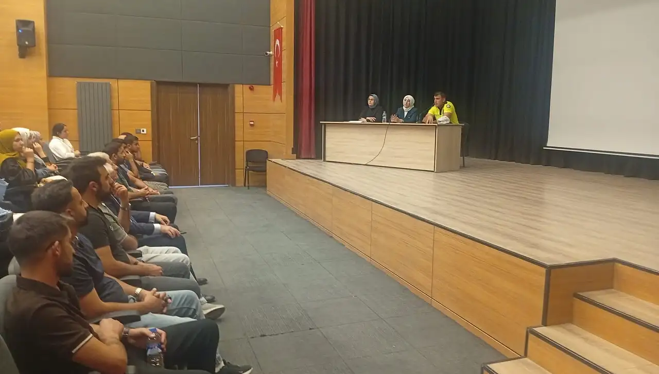 Ağrı'da ailelere okul sürecinde yol gösterecek eğitimler başladı