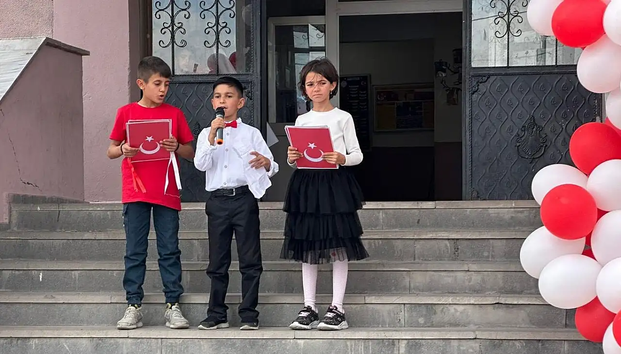 Taşlıçay'da eğitim yılı başladı: 'Yeşili sev, doğayı koru' pankartı dikkat çekti