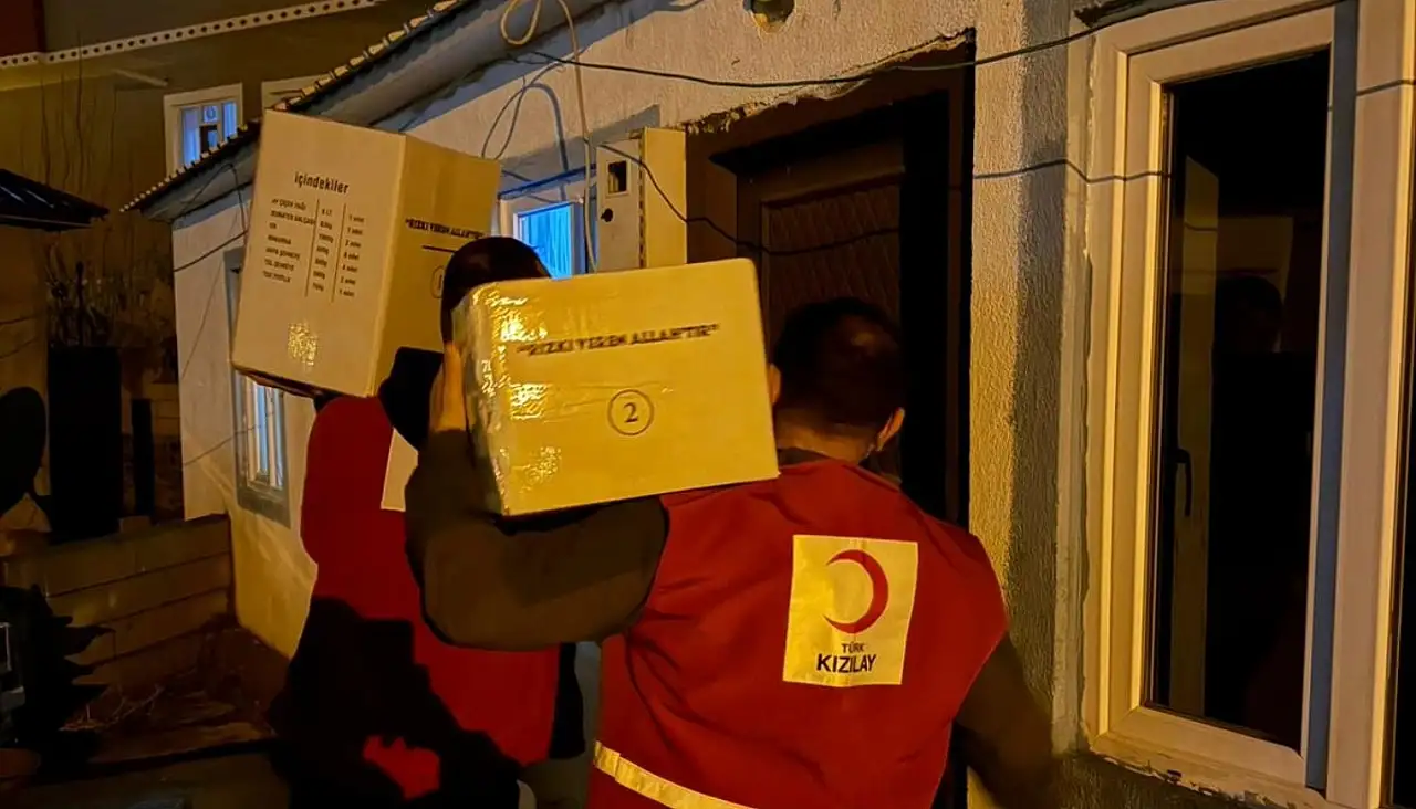 Kızılay gönüllüleri Tutak'ta zorlu kış mesaisine devam ediyor