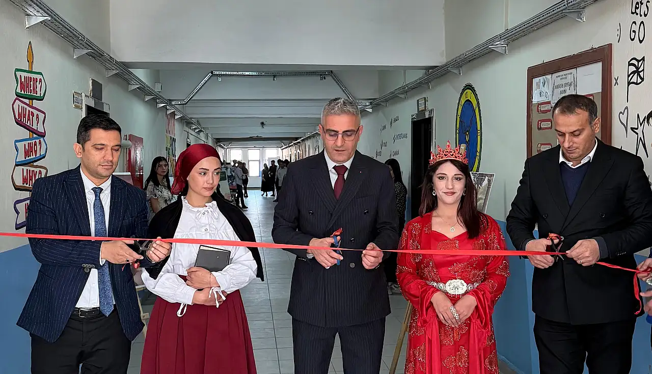 Doğubayazıt'ta öğrenciler roman kahramanlarıyla sahneye çıktı