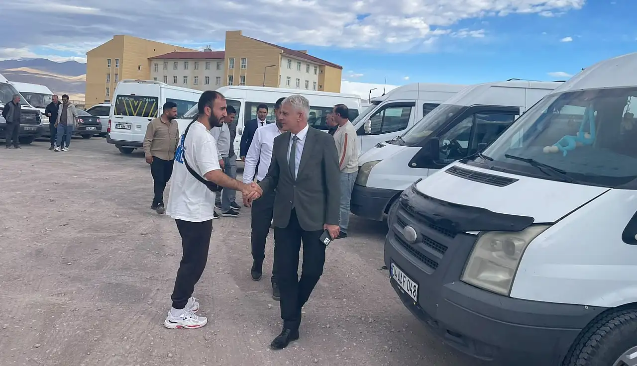 Müdür Kartal yatılı öğrencilerle güne aynı sofrada başladı