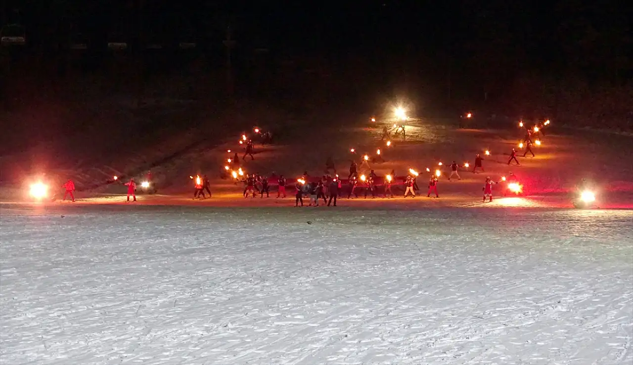 Sarıkamış Kayak Merkezi'nde meşaleli gösteriyle sezon açılışı