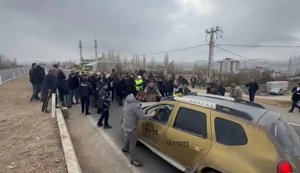 Ağrı'da uluslararası karayolunu kapatarak eylem yaptılar