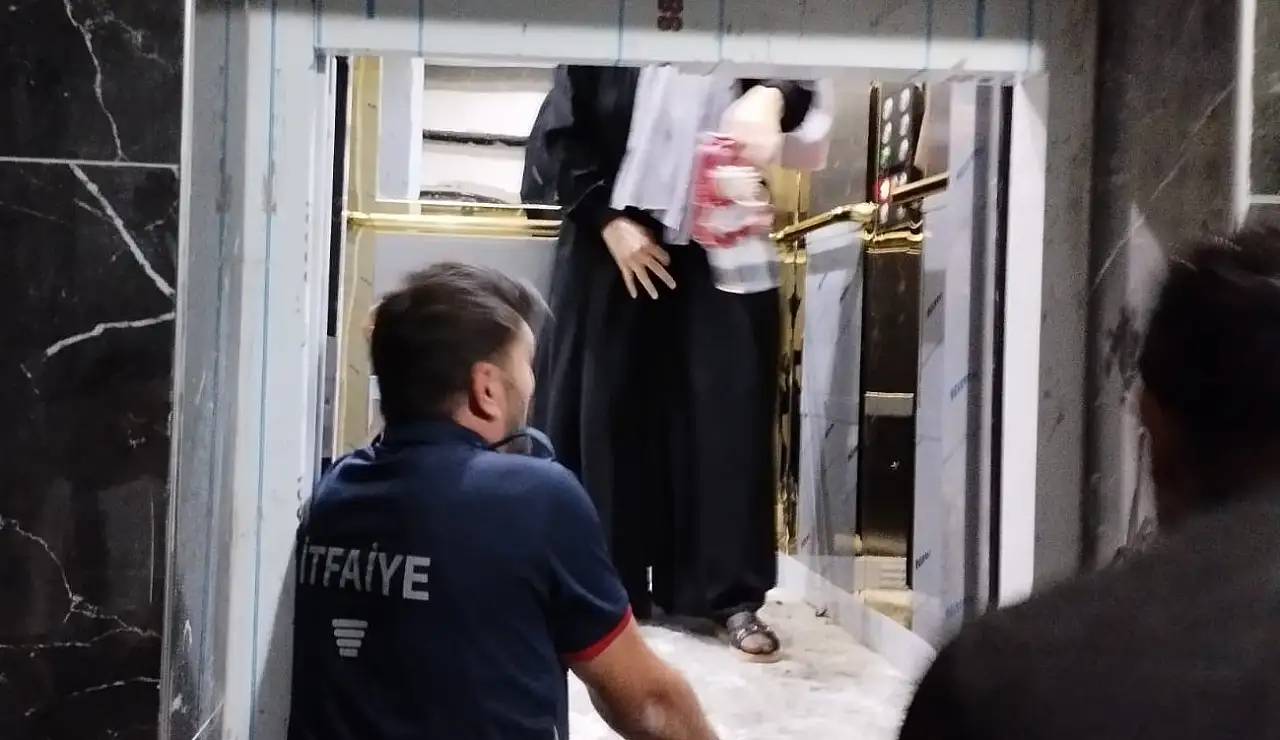 Ağrı'da asansörde mahsur kalan anne ve oğlu kurtarıldı