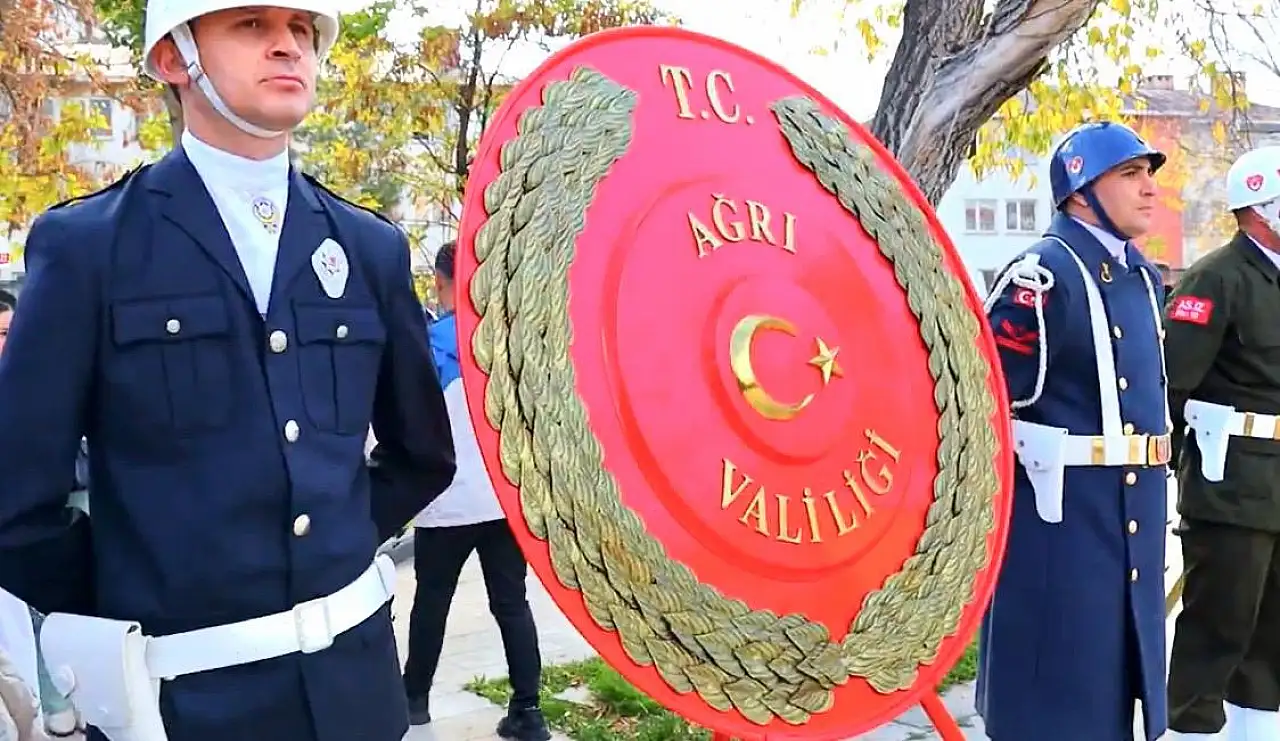 Ağrı'da cumhuriyet Bayramı çelenk sunma töreniyle kutlandı